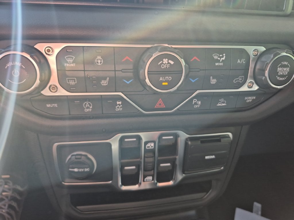 2027 Jeep Wrangler WRANGLER 4-DOOR SAHARA