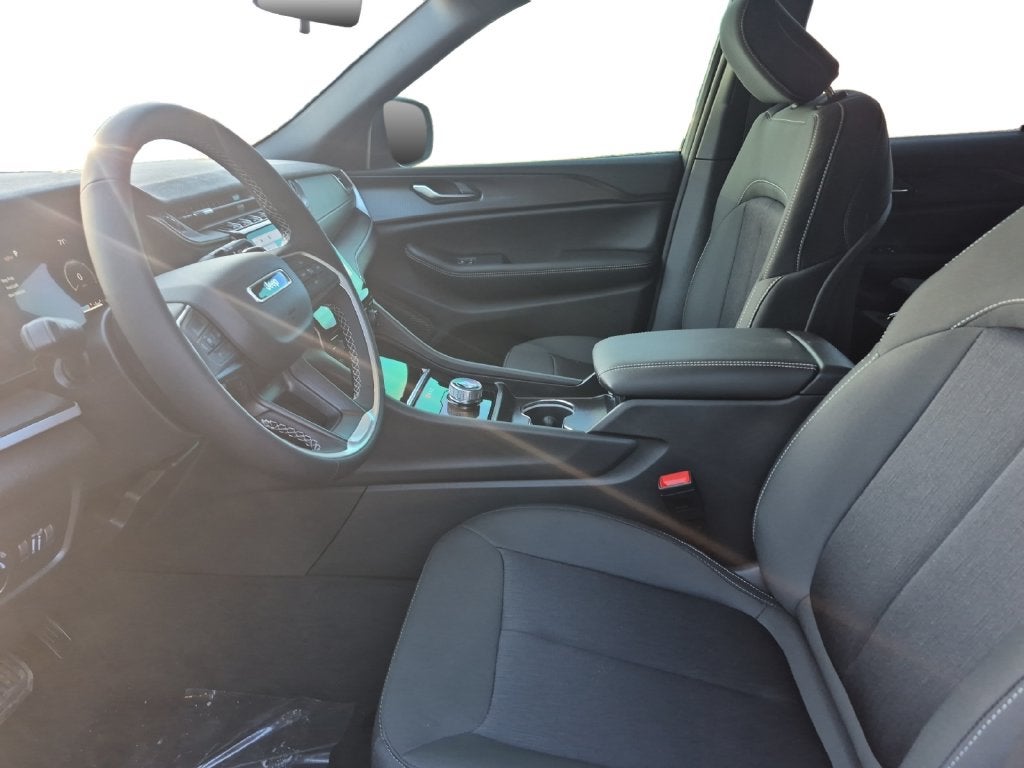 2027 Jeep Grand Cherokee GRAND CHEROKEE LAREDO 4X2