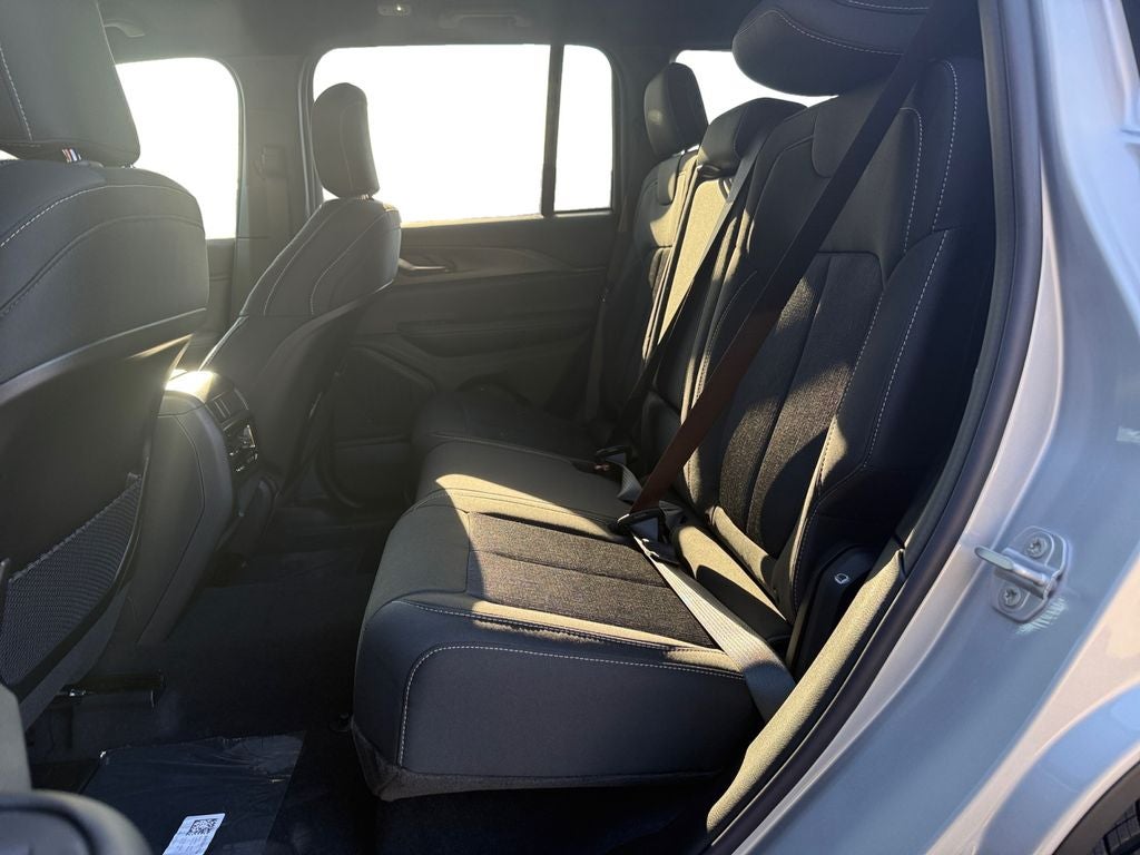 2025 Jeep Grand Cherokee GRAND CHEROKEE LAREDO 4X2