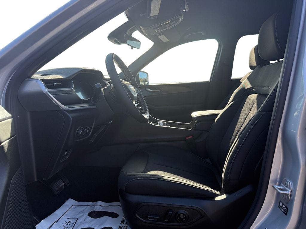 2025 Jeep Grand Cherokee GRAND CHEROKEE LAREDO 4X2