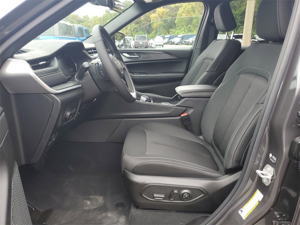 2025 Jeep Grand Cherokee GRAND CHEROKEE LAREDO X 4X2