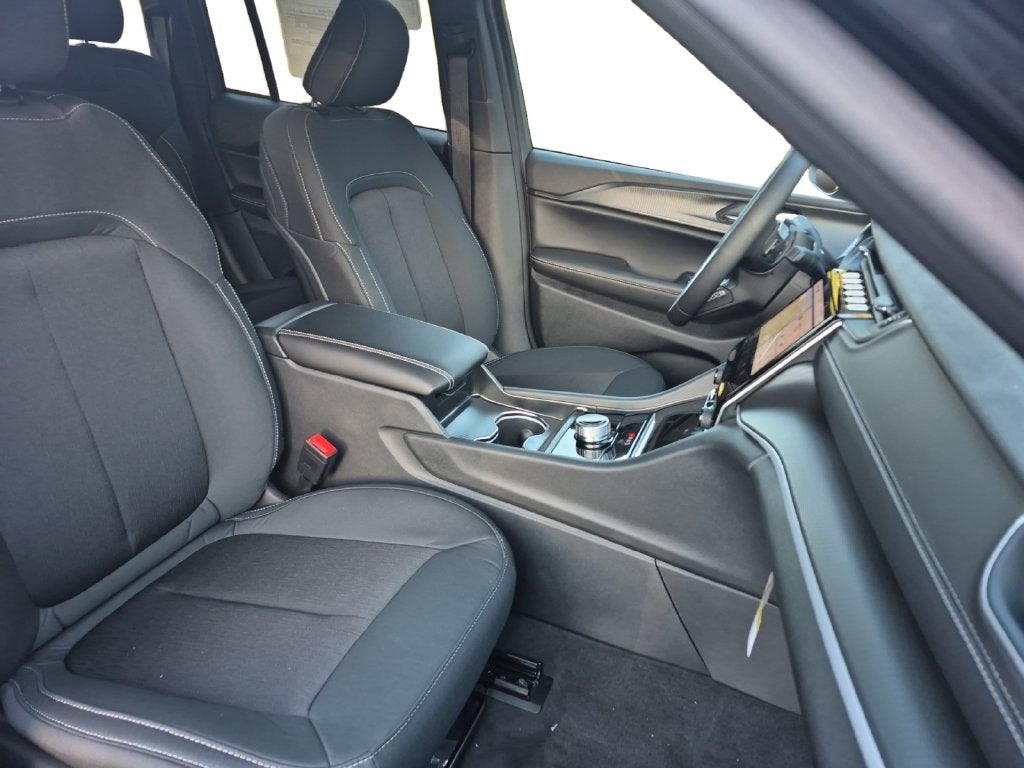 2027 Jeep Grand Cherokee GRAND CHEROKEE LAREDO 4X2