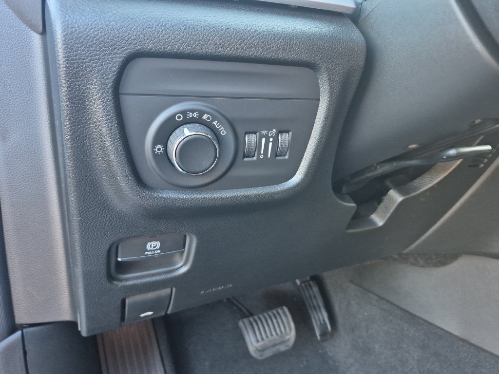 2027 Jeep Grand Cherokee GRAND CHEROKEE LAREDO 4X2