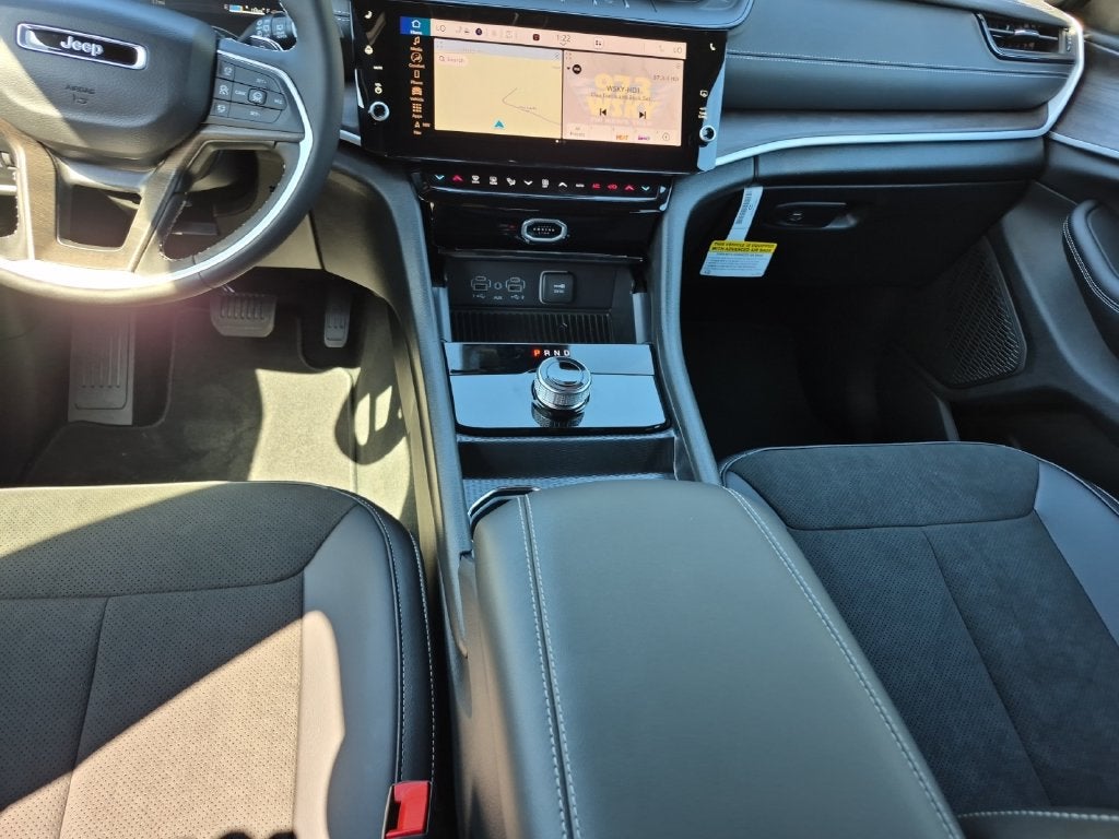 2027 Jeep Grand Cherokee GRAND CHEROKEE LAREDO ALTITUDE 4X2