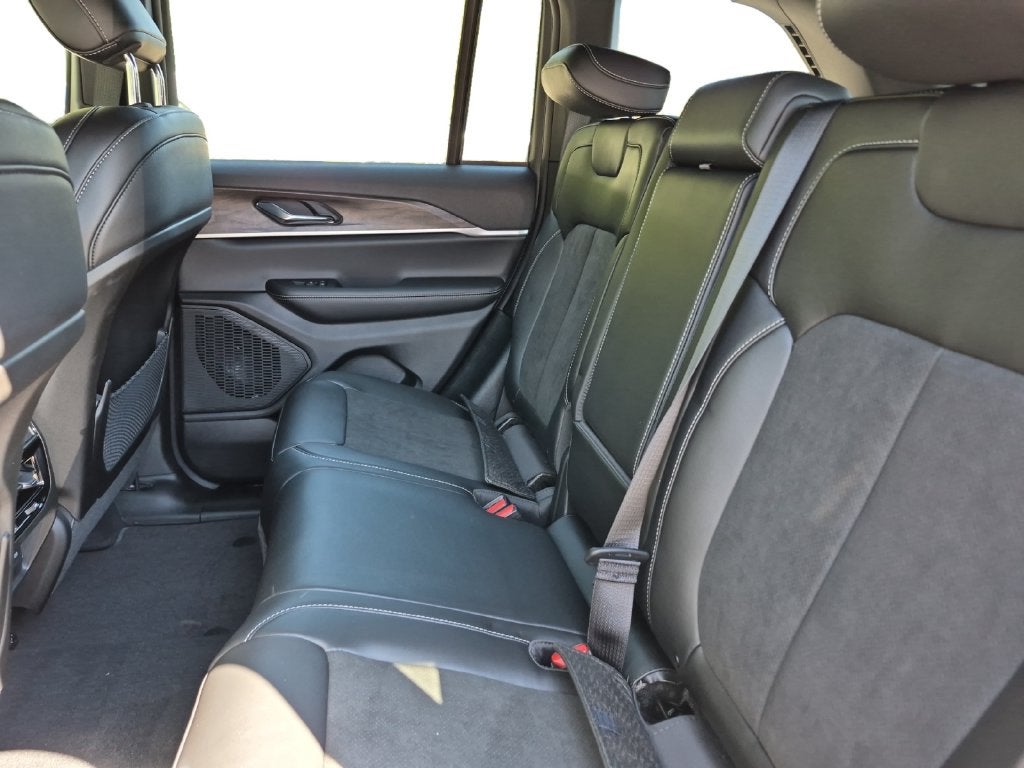 2027 Jeep Grand Cherokee GRAND CHEROKEE LAREDO ALTITUDE 4X2