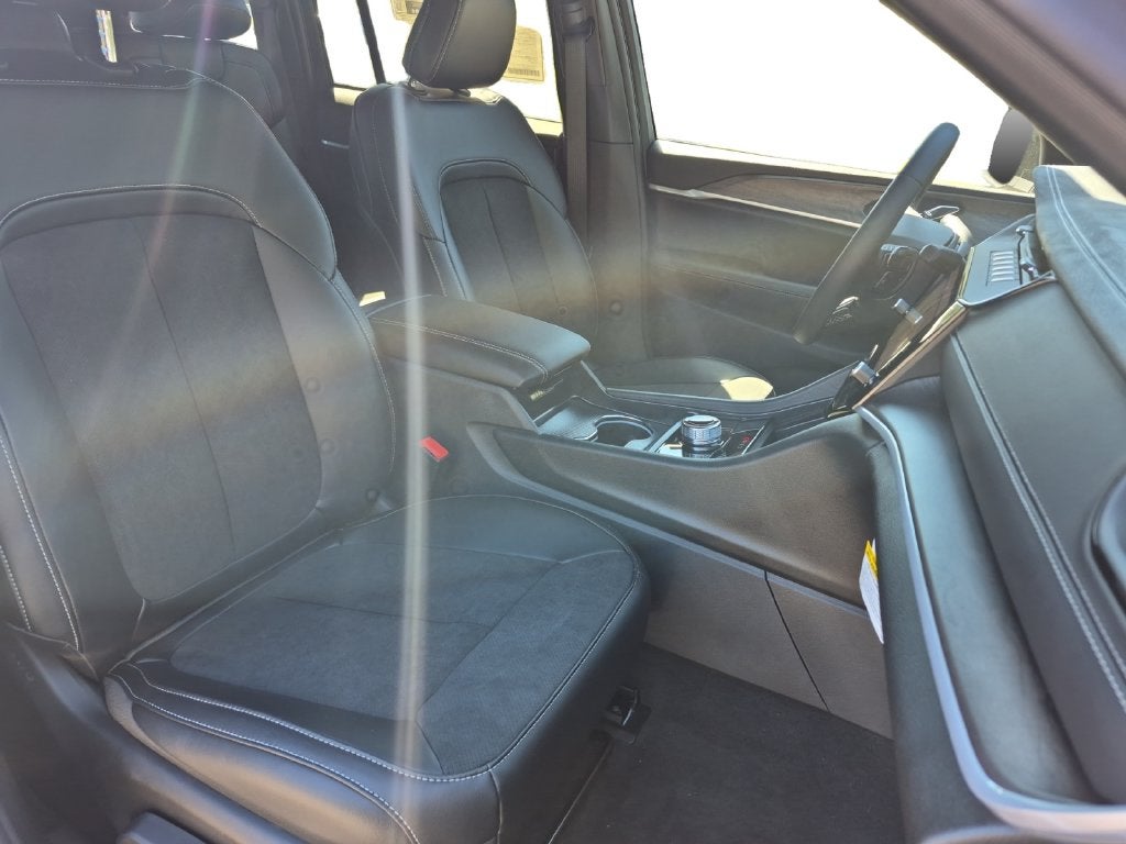 2027 Jeep Grand Cherokee GRAND CHEROKEE LAREDO ALTITUDE 4X2