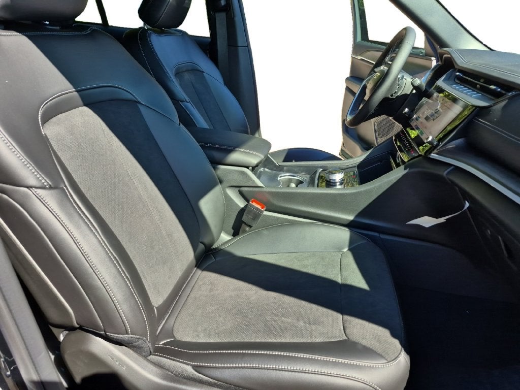 2027 Jeep Grand Cherokee GRAND CHEROKEE LAREDO ALTITUDE 4X2