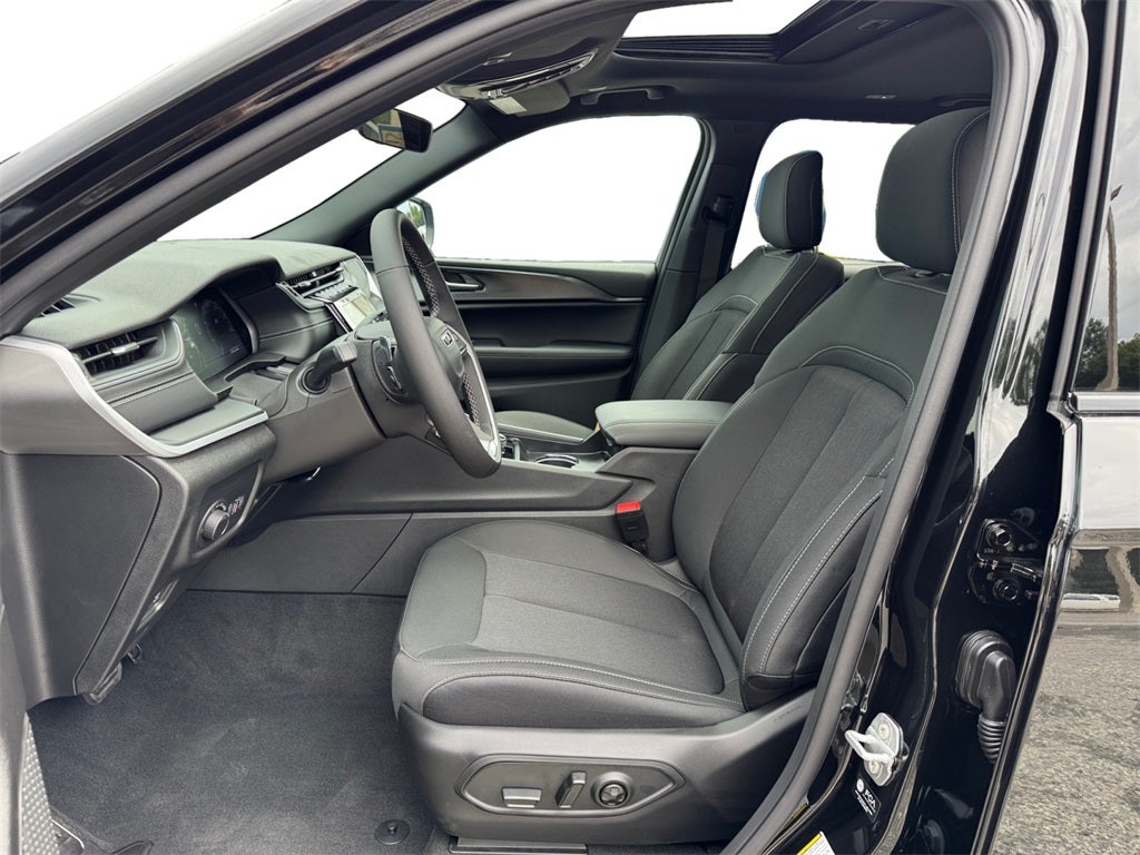 2025 Jeep Grand Cherokee GRAND CHEROKEE L LAREDO X 4X2