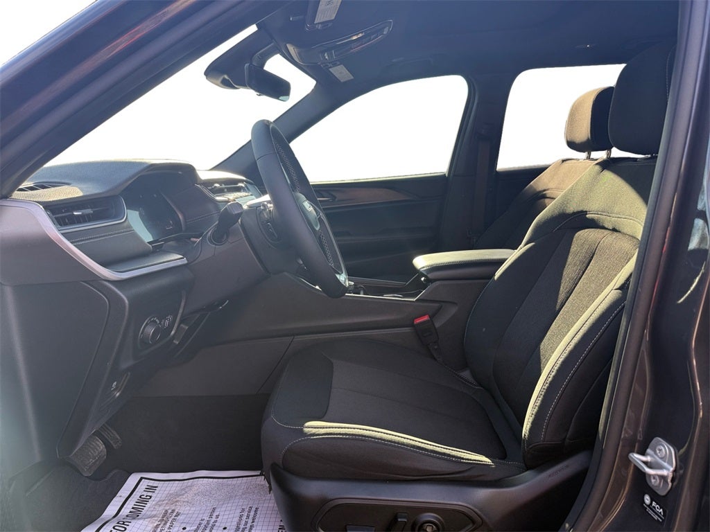 2025 Jeep Grand Cherokee GRAND CHEROKEE L LAREDO X 4X2