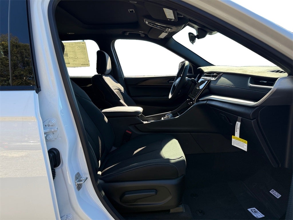 2025 Jeep Grand Cherokee GRAND CHEROKEE L LAREDO X 4X2