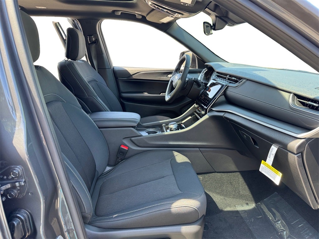 2025 Jeep Grand Cherokee GRAND CHEROKEE L LAREDO X 4X2