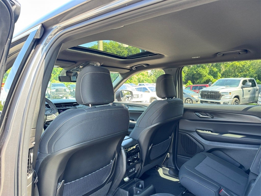 2025 Jeep Grand Cherokee GRAND CHEROKEE L LAREDO X 4X2