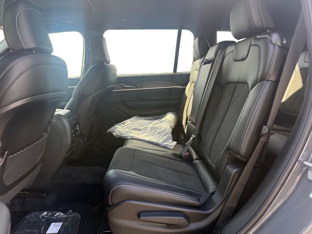 2027 Jeep Grand Cherokee GRAND CHEROKEE L LAREDO ALTITUDE 4X2