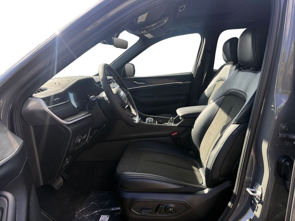 2027 Jeep Grand Cherokee GRAND CHEROKEE L LAREDO ALTITUDE 4X2
