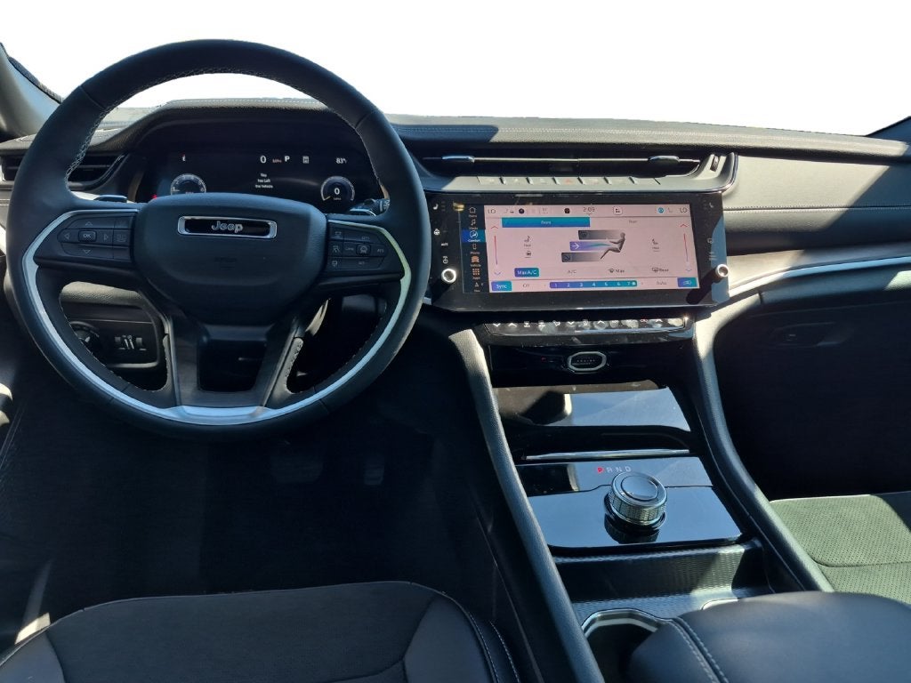 2027 Jeep Grand Cherokee GRAND CHEROKEE L LAREDO ALTITUDE 4X2