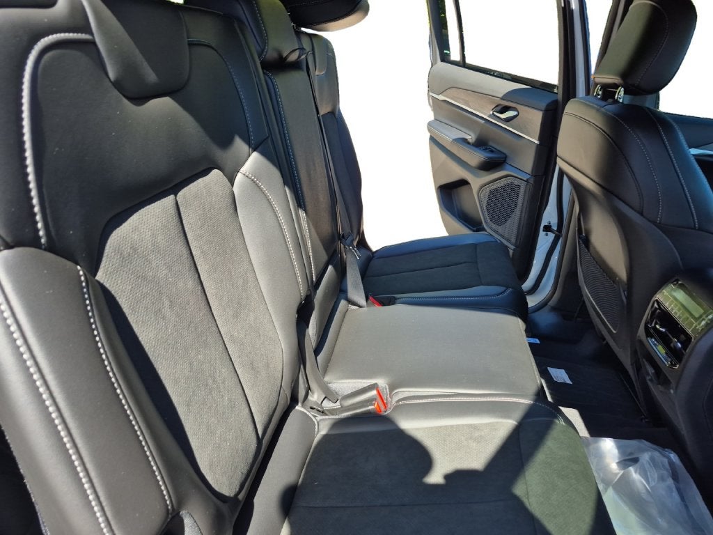 2027 Jeep Grand Cherokee GRAND CHEROKEE L LAREDO ALTITUDE 4X2