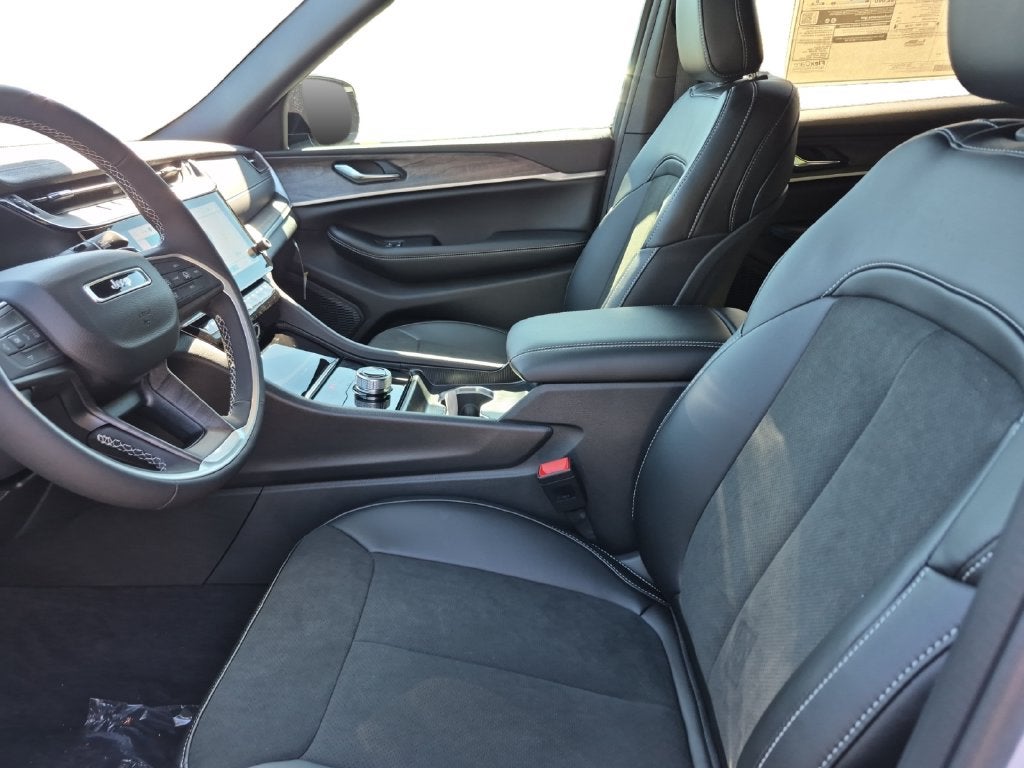 2027 Jeep Grand Cherokee GRAND CHEROKEE L LAREDO ALTITUDE 4X2