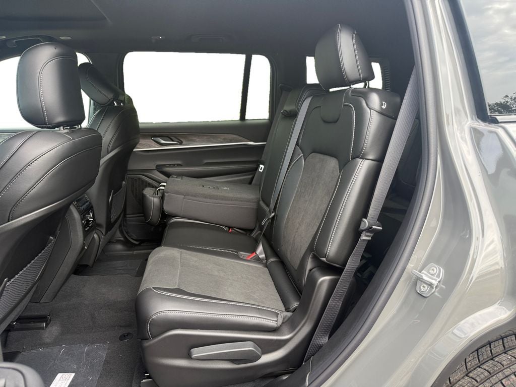 2027 Jeep Grand Cherokee Laredo Altitude
