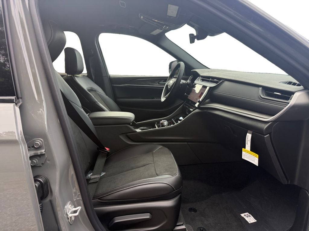 2027 Jeep Grand Cherokee Laredo Altitude