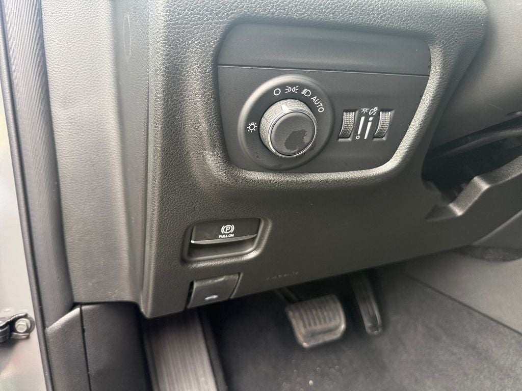 2027 Jeep Grand Cherokee Laredo Altitude