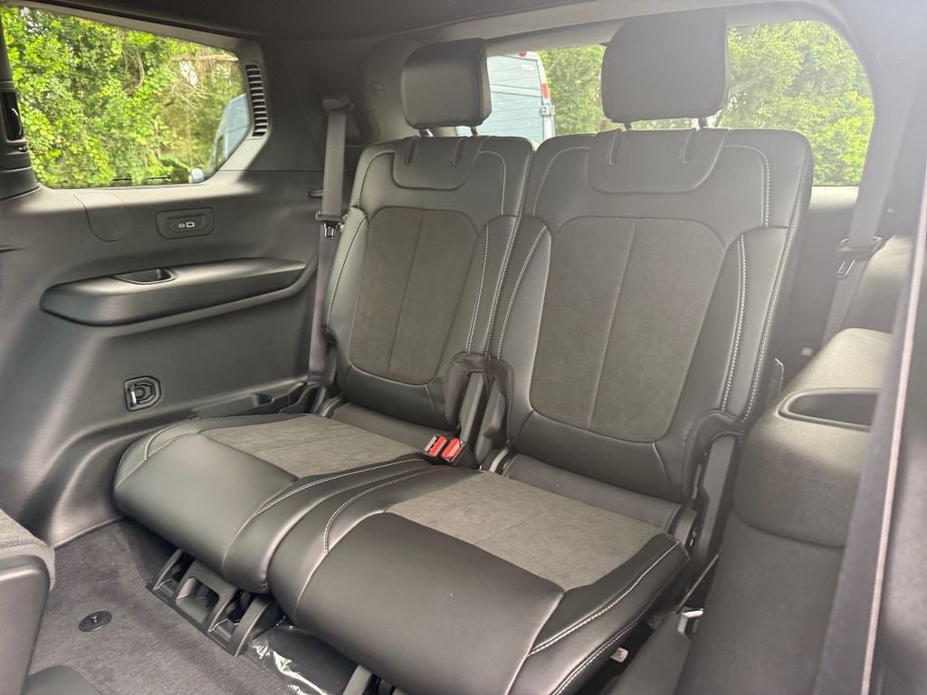2027 Jeep Grand Cherokee Laredo Altitude