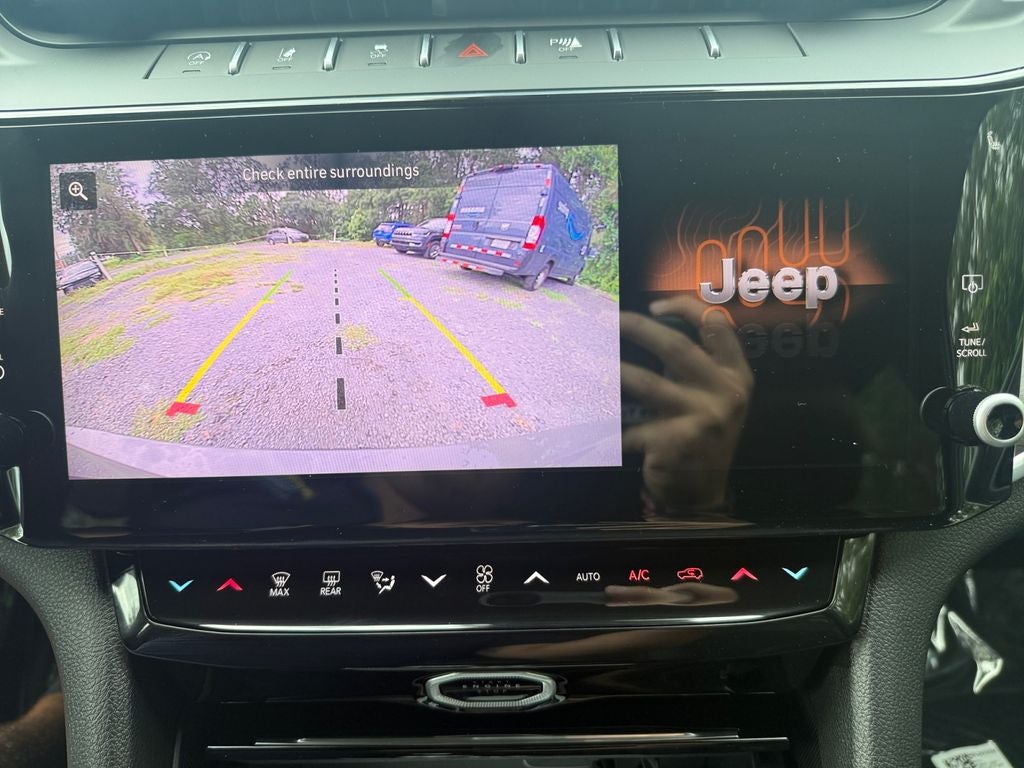 2027 Jeep Grand Cherokee Laredo Altitude