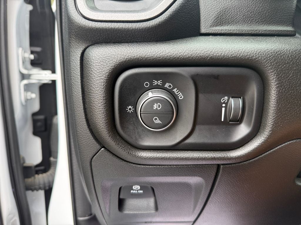 2023 RAM 1500 Tradesman Crew Cab 4x2 5'7' Box