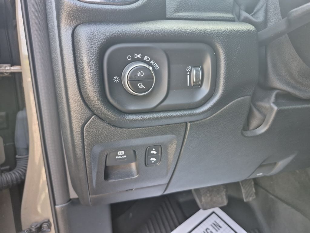 2020 RAM 1500 Big Horn Crew Cab 4x4 5'7' Box