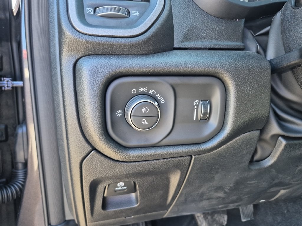 2027 RAM Ram 1500 RAM 1500 EXPRESS CREW CAB 4X2 5'7' BOX