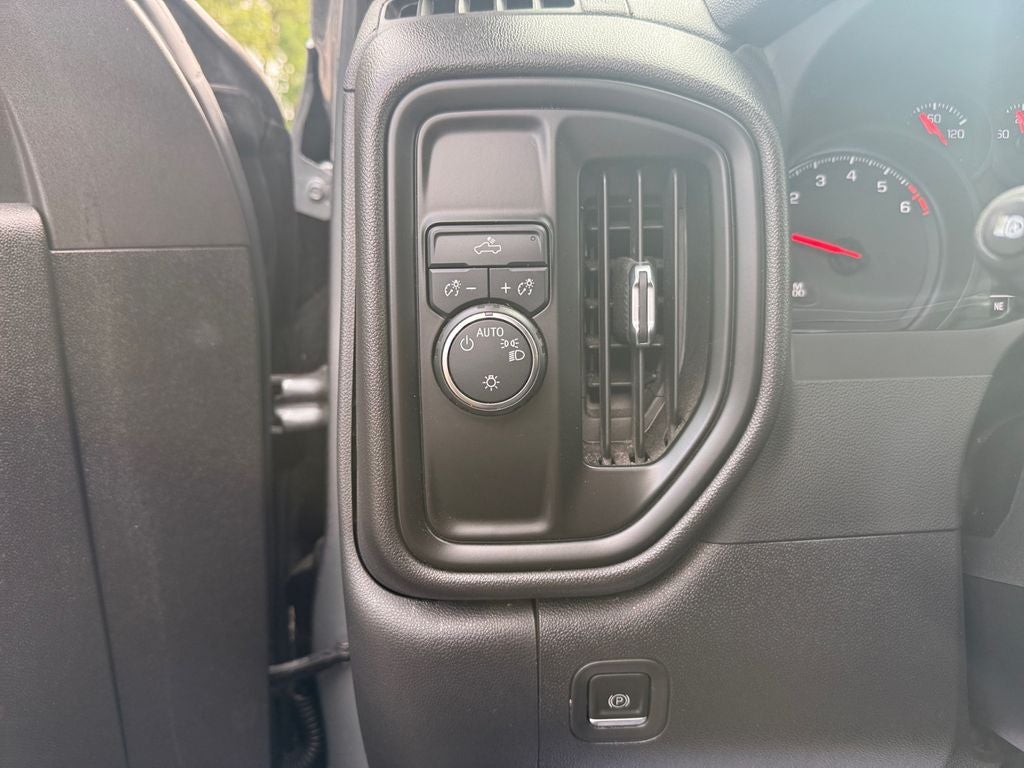 2023 Chevrolet Silverado 1500 2WD Crew Cab Short Bed Custom