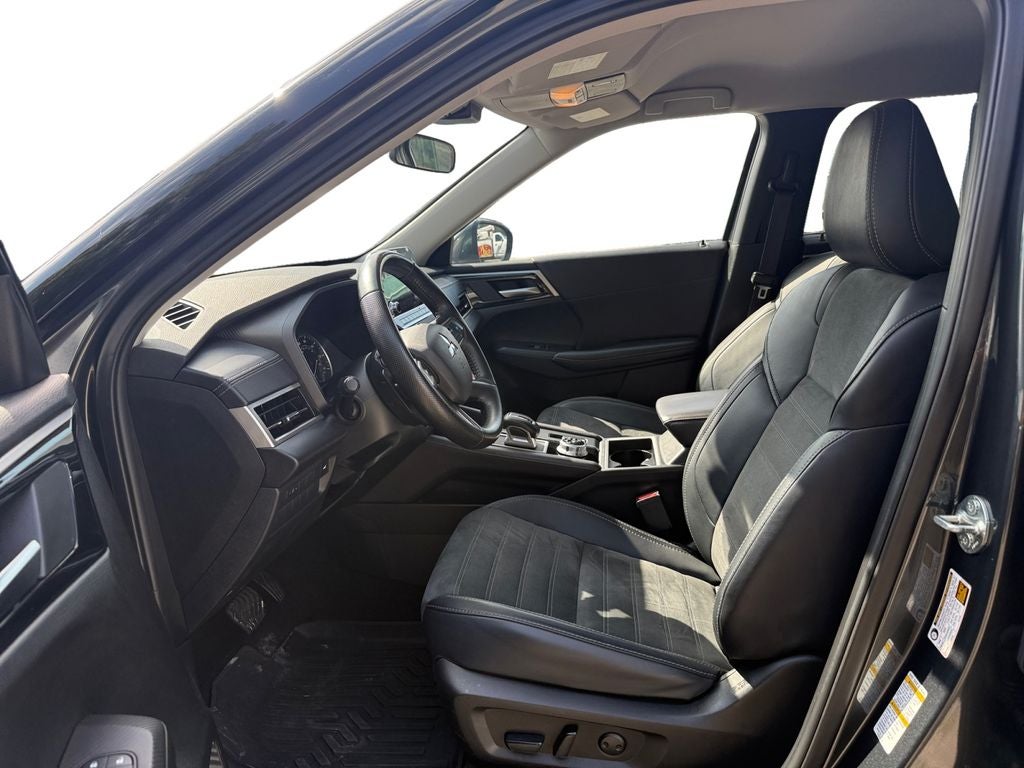 2024 Mitsubishi Outlander Base